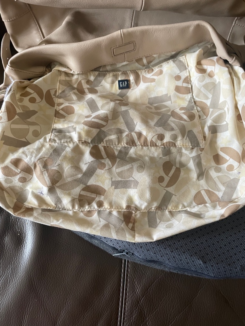 Elegant Cream Leather Shoulder Bag - Picture 10 of 12